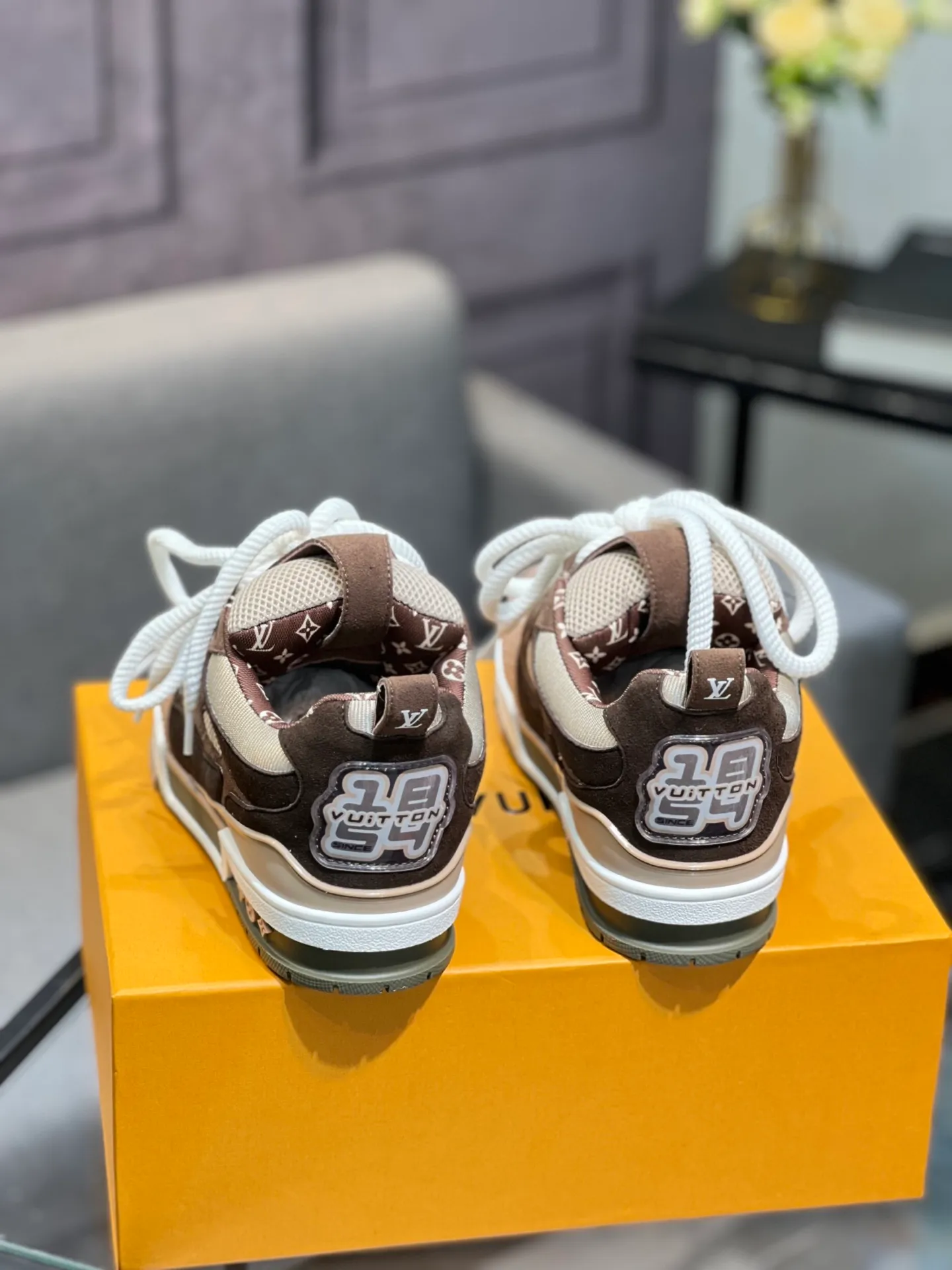 Men's men's shoes💰800 LV top version new style purchasing quality LV~Louis Vuitton LV TRAINER's best-looking sneakers, donkey brand strongly promotes new products, official website limited edition retro basketball sneakers! Both high-top and low-top models spent money to purchase 1:1 accurate reproductions of the originals. The details are invincible and full of sincerity. The imported custom-made original cowhide leather is the same as the original package. The details are 100% restored. The private model customizes the original one-piece TPU outsole. It is different from other brands. Without the original version, this effect cannot be achieved!                Men's and women's models 35-40 39-45 (46 is custom-made and cannot be returned or exchanged)